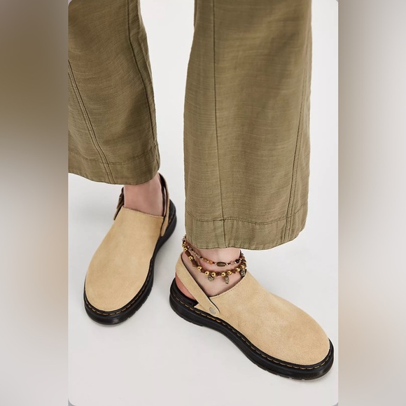 ▪️NIB Dr. Martens Brooklin Mules in Light Tan Suede